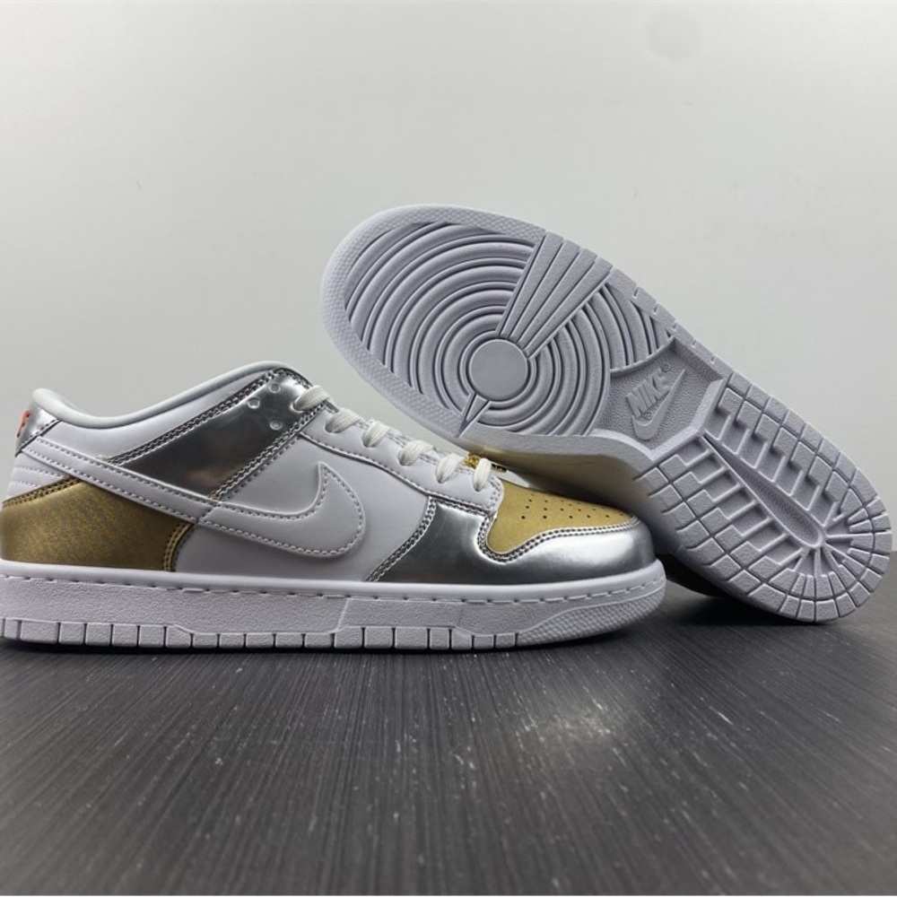 Nike Men's White and Silver Sneakers